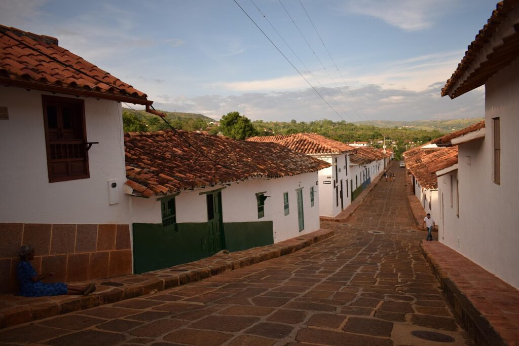 Calle empedrada en Barichara, con casas coloniales de paredes blancas y techos de barro.