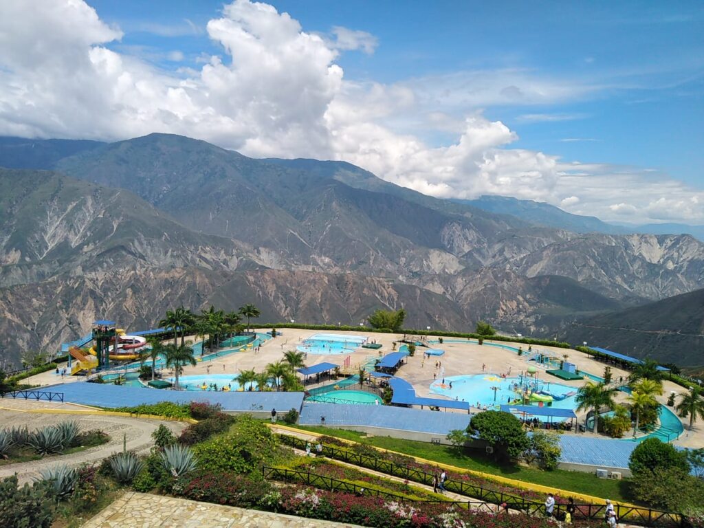 Parque acuático con vista panorámica al Cañón del Chicamocha.