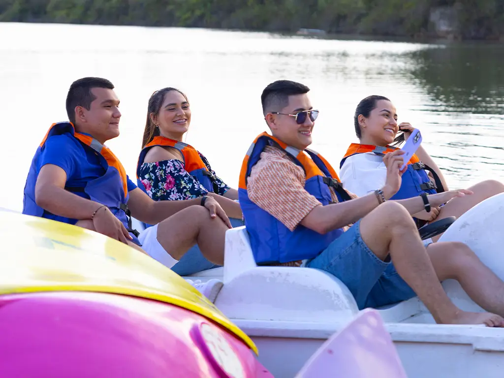 Paseo en canoa parque Acuarela Cajasan
