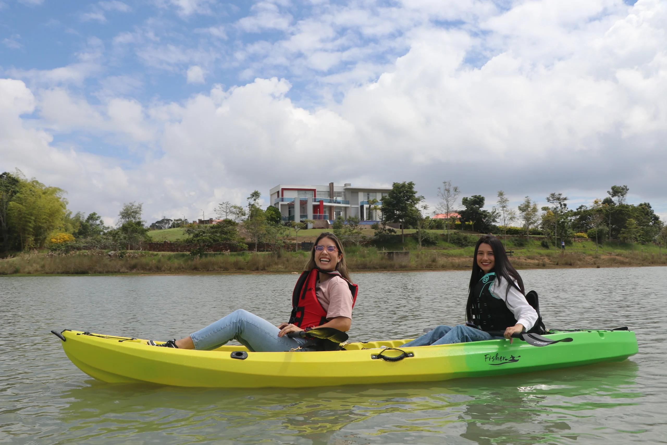 Paseo en kayak en el parque Acuarela Cajasan