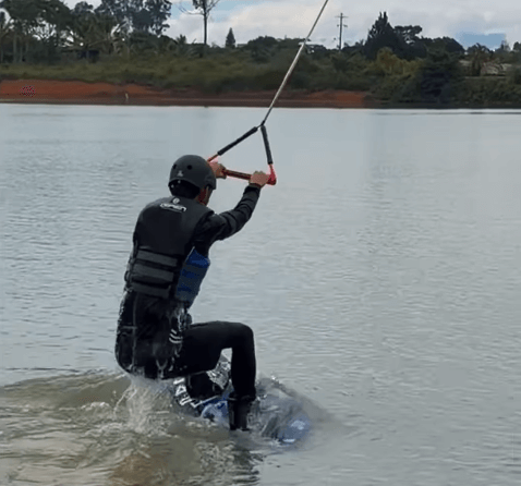 Persona practicando cable wakeboard en el lago de Acuarela Cajasan
